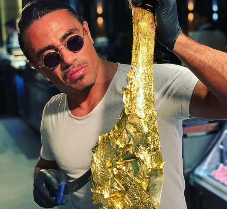 Salt Bae напуска лондонския си ресторант, шест седмици след отварянето му