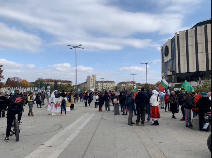 Несъгласни със зелените сертификати протестират пред НДК (снимки)