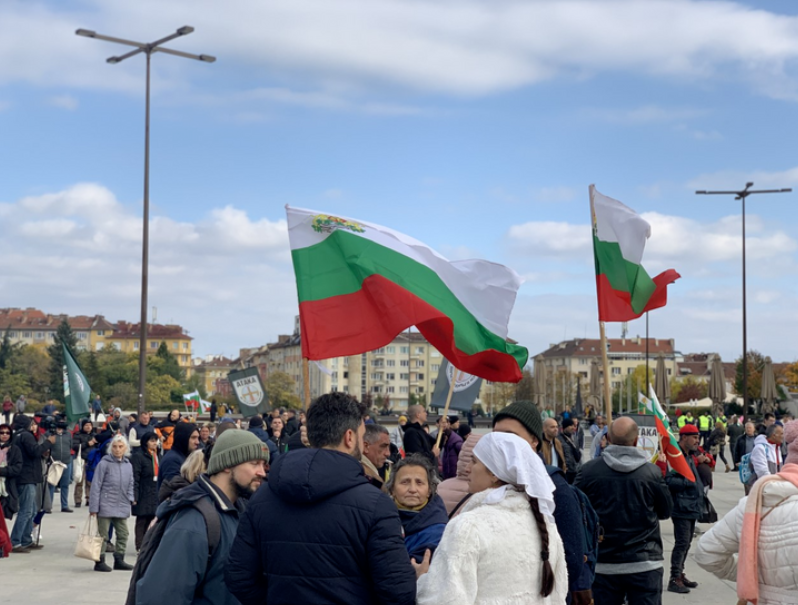 Несъгласни със зелените сертификати протестират пред НДК (снимки)