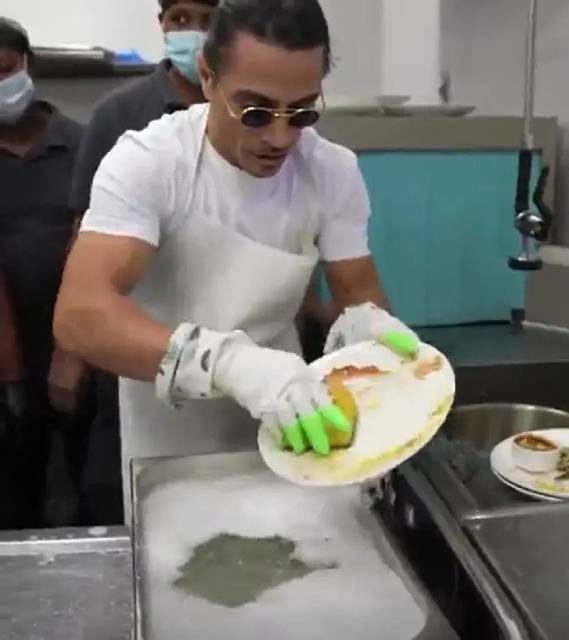 Начинът, по който Salt Bae мие чинии озадачава хората (видео)