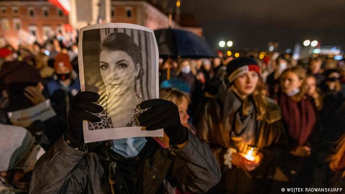 Тя помага на млада полякиня, жерта на насилие, да направи аборт и може да лежи в затвора