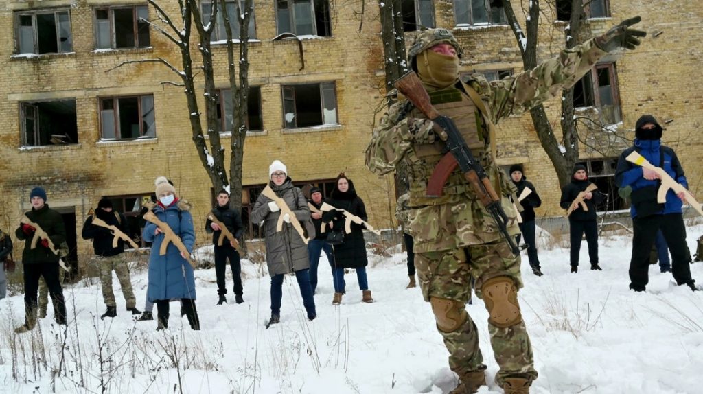 Цивилни в Украйна се учат на оцеляване и боравене с оръжие под страх от руска инвазия 