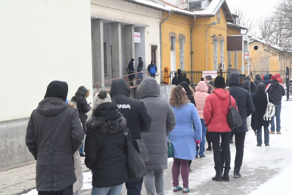 Опашка от кръводарители за блъснатото от автобус момиче (видео и снимки)