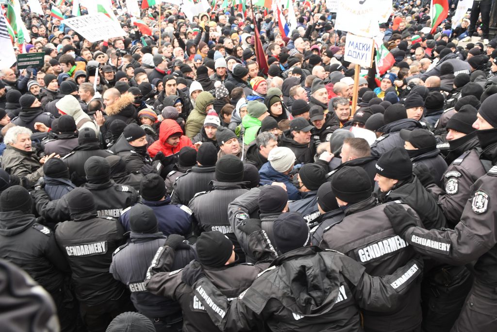 Симпатизантите на "Възраждане" блокираха десетки депутати в сградата на парламента