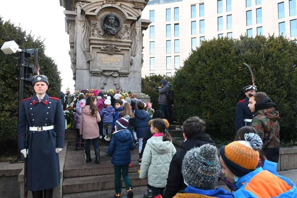 България се прекланя пред подвига на Апостола