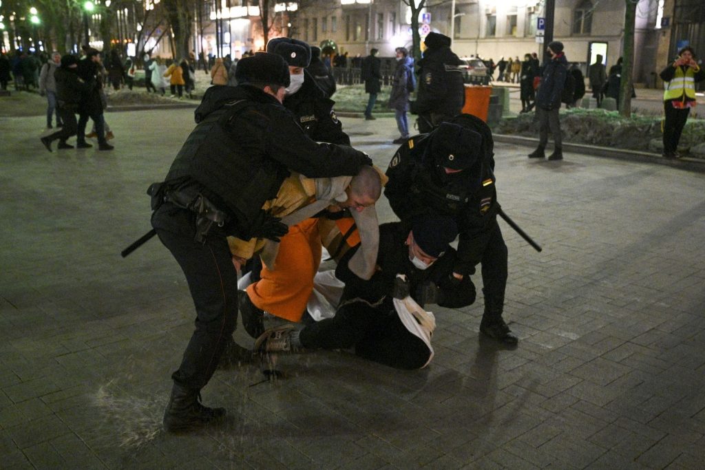 Руснаците протестират против войната, въпреки арестите 