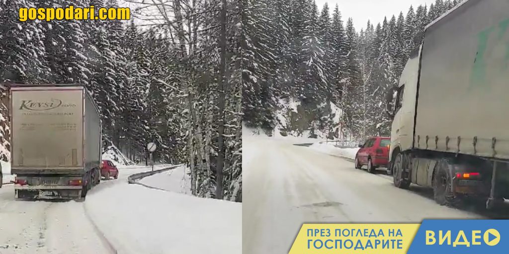 Голф дърпа закъсал в снега камион (видео)