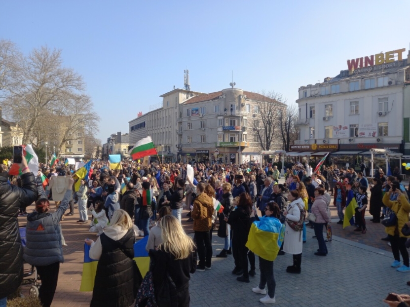 Стотици хора във Варна и Пловдив излязоха на шествие срещу войната в Украйна 