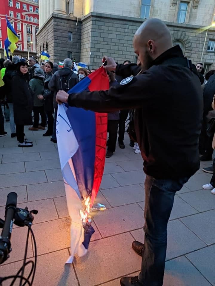 Синът на кмета на Панагюрище е мъжът, който изгори руското знаме на вчерашния протеста 