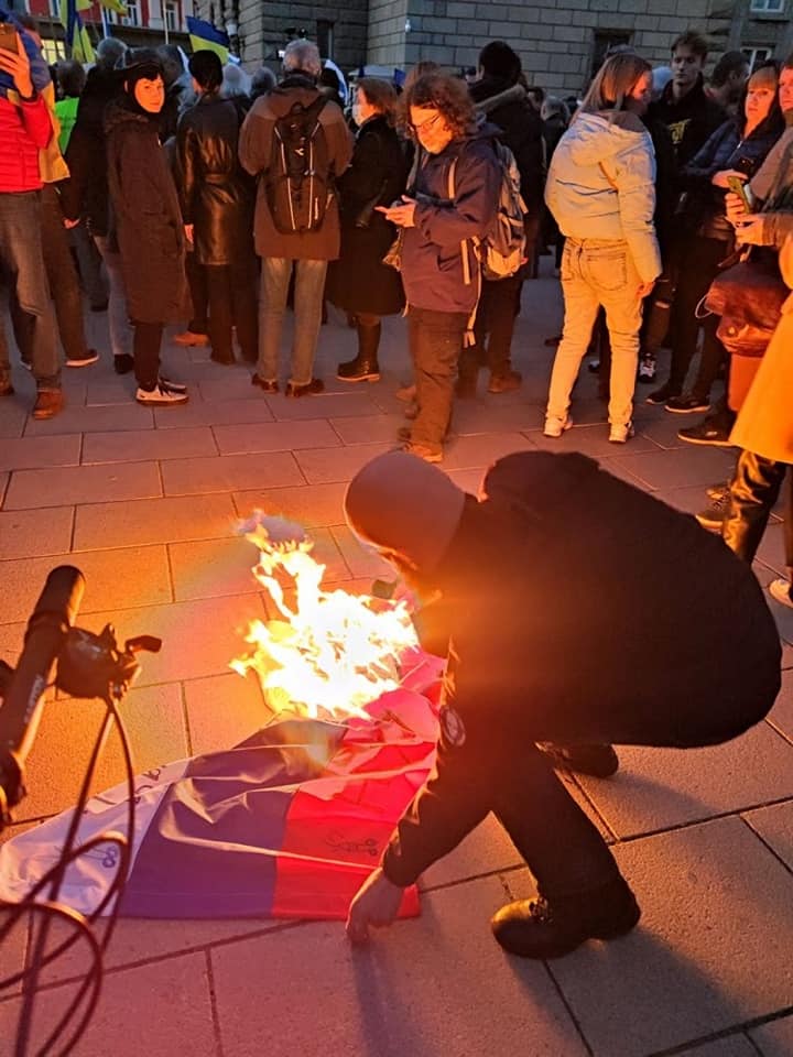 Синът на кмета на Панагюрище е мъжът, който изгори руското знаме на вчерашния протеста 