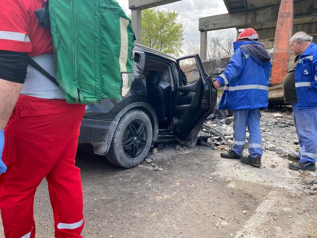 Железобетонна конструкция се срути върху кола в Девня, има пострадали