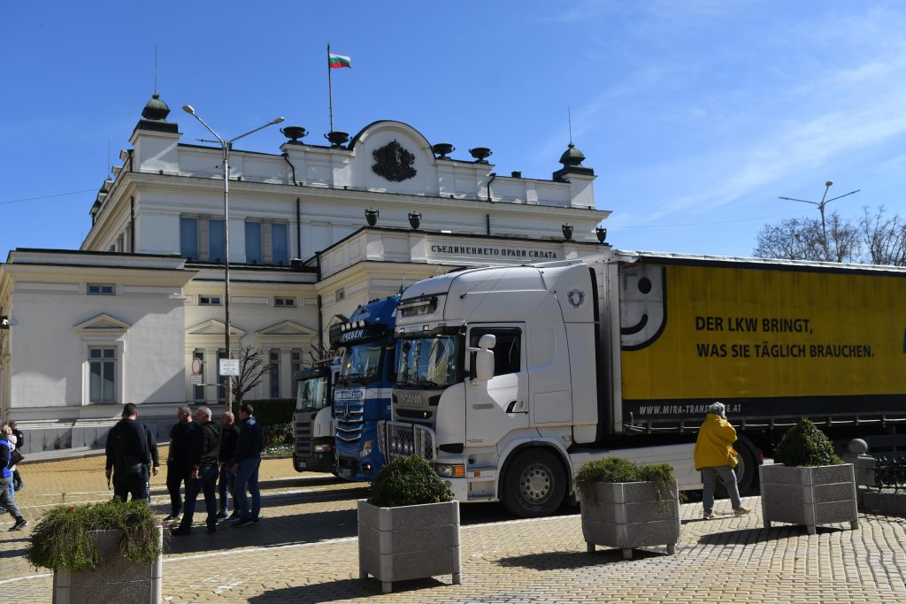 Шофьори на трирове на протест пред парламента 