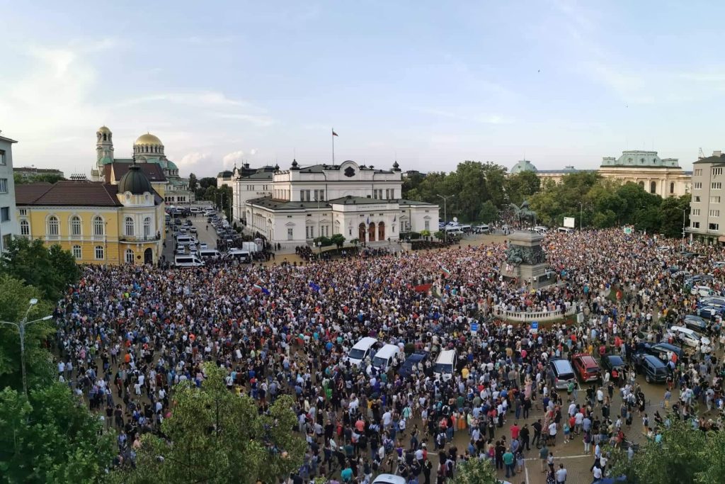 Протестни контрасти белязаха първия успешен вот на недоверие (РЕПОРТАЖ)