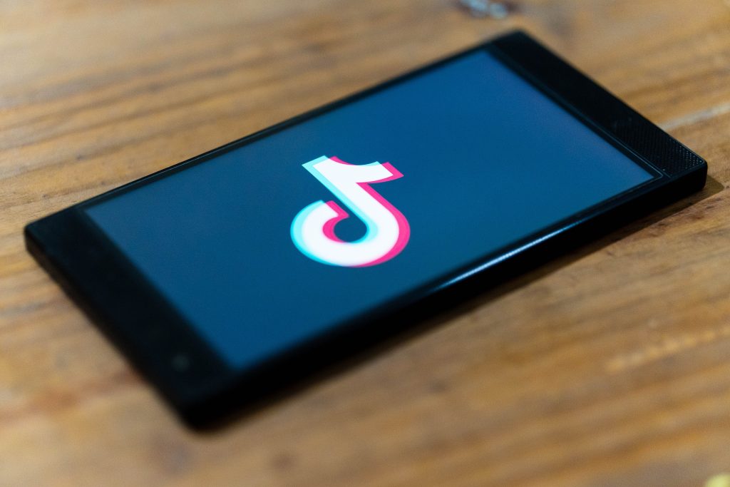 Еврокомисията забрани влизането в TikTok от служебните телефони на служителите си