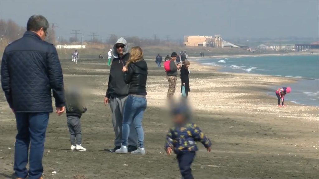 Множество хора се разхождат на плажа и в морската градина на Бургас, въпреки забраната (видео и снимки)