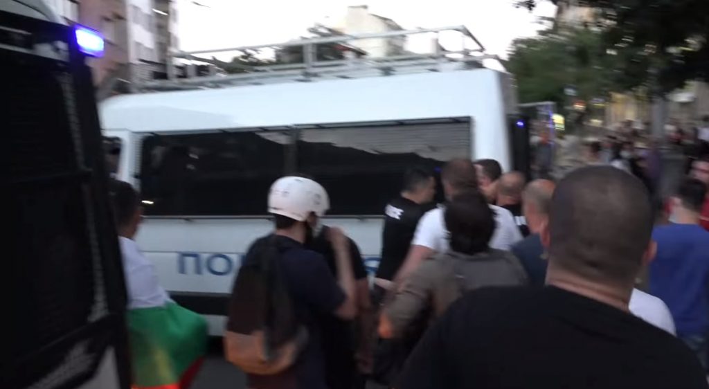 Полицаи в София пребиват задържани протестиращи в камионетката си (видео)