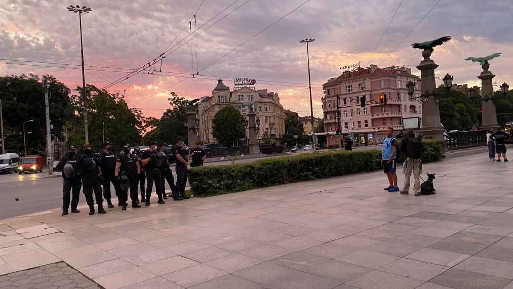 Полиция и жандармерия нахлу в палатковите лагери, разчистени са всички блокирани кръстовища (видео)