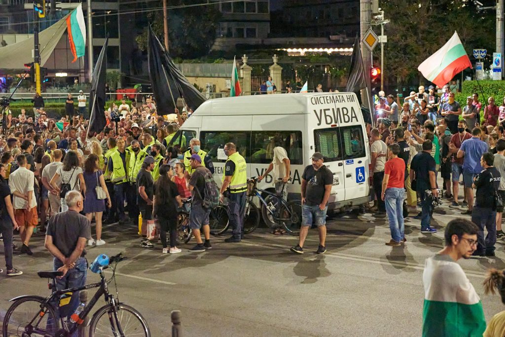 И кръстовището пред Ректората осъмна с палатков лагер в 26-ия ден от протестите (видео и снимки)