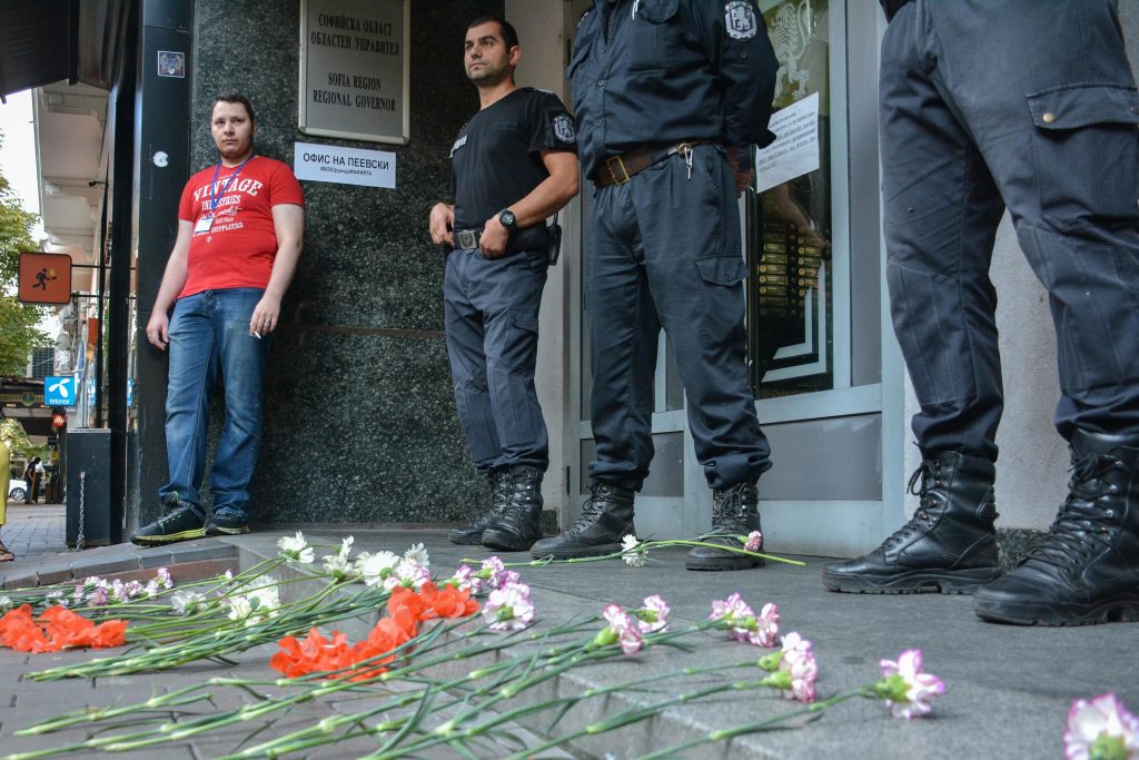 Протестиращи отговориха на &#8220;изроди&#8221; с цветя пред областната управа и поискаха оставката на Илиан Тодоров (видео)