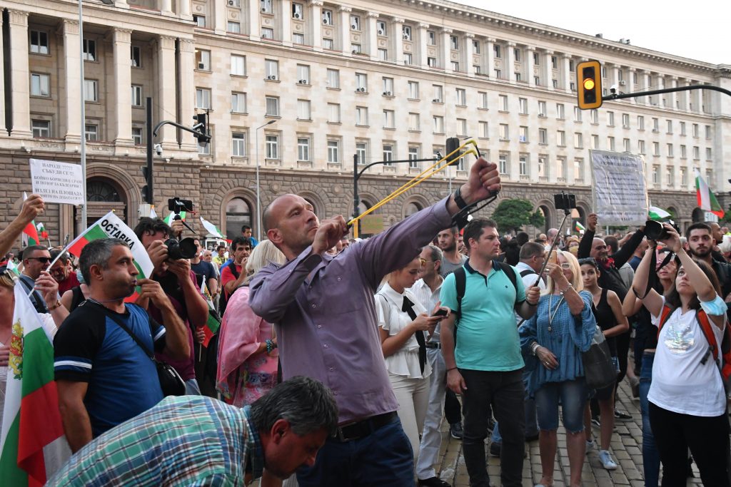 Протестиращите отново блокираха кръстовището на Ректората, замеряха Министерски съвет с домати (видео и снимки)