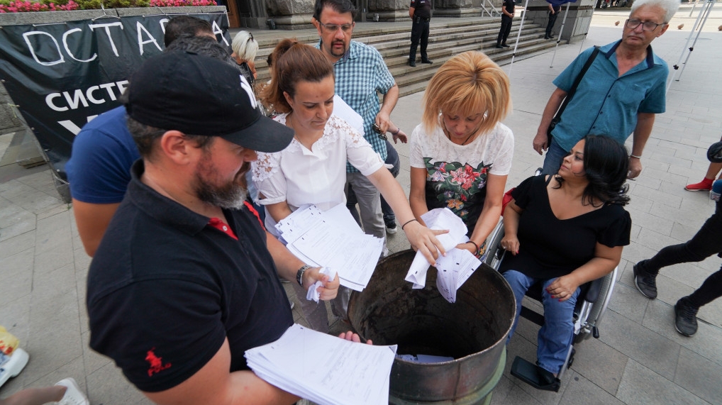 Мая Манолова запали изборни протоколи пред ЦИК (снимки)