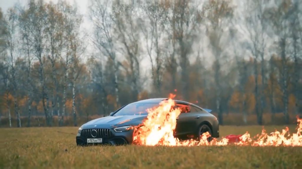 Руски ютюбър запали нарочно &#8220;Mercedes AMG&#8221; за $160 000 и натрупа над 10 милиона гледания (видео)