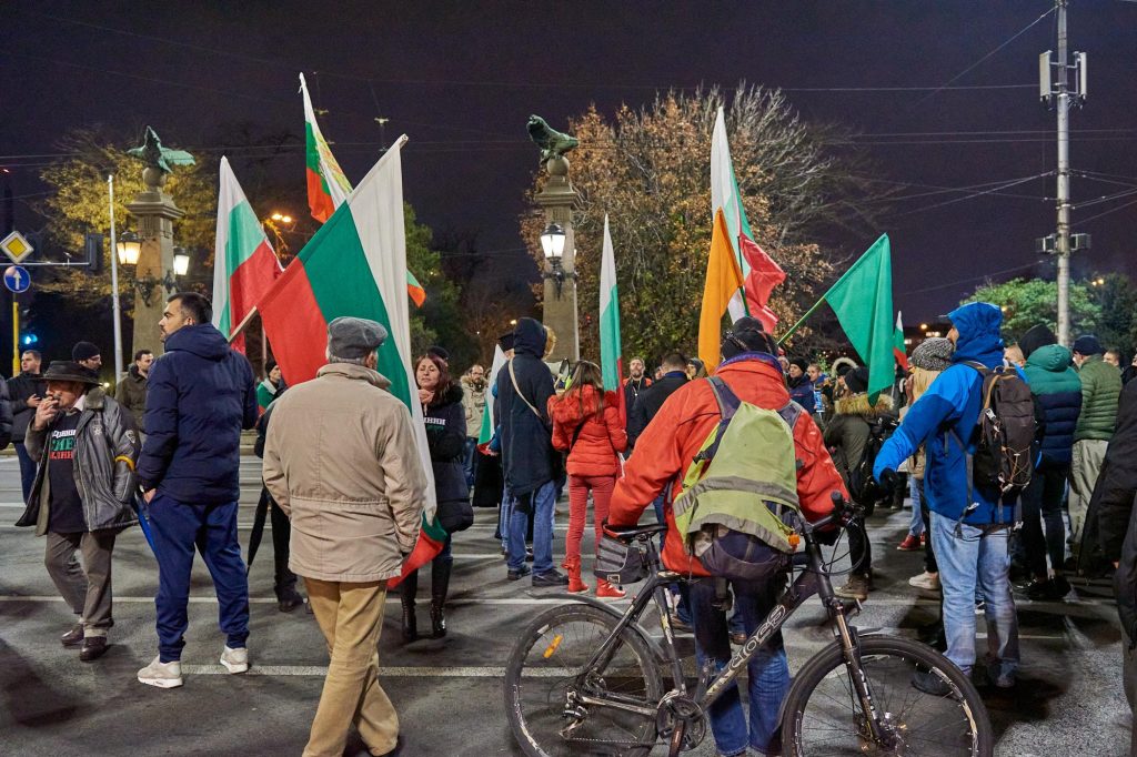 Потрошиха прозорци на офис на ГЕРБ на снощния протест в София, петима са арестувани (видео и снимки)