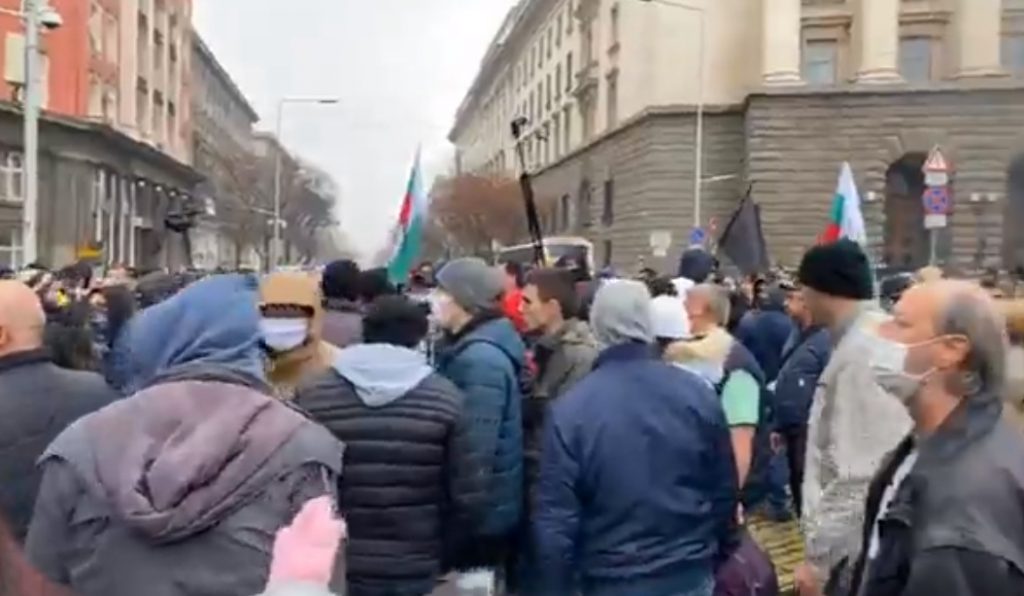 Напрежение избухна между полиция и протестиращи пред Министерски съвет (видео)