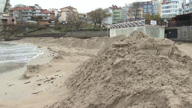 Багер без светлини копае по тъмно Централния плаж на Созопол (видео и снимки)