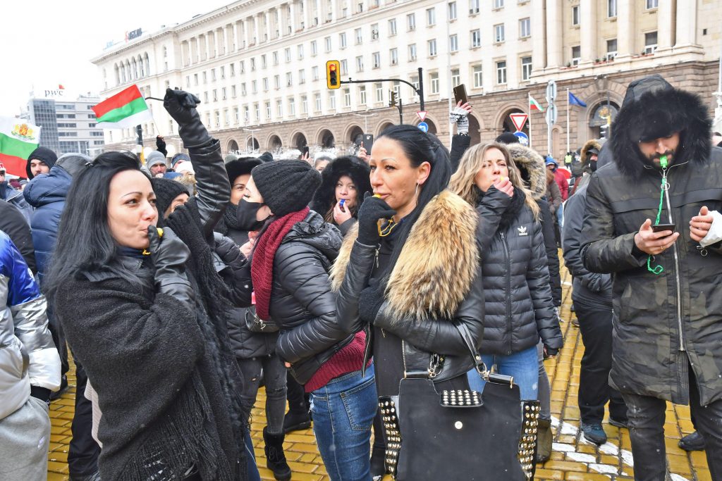 Служители и собственици на заведения протестират под прозорците на властта (видео и снимки)