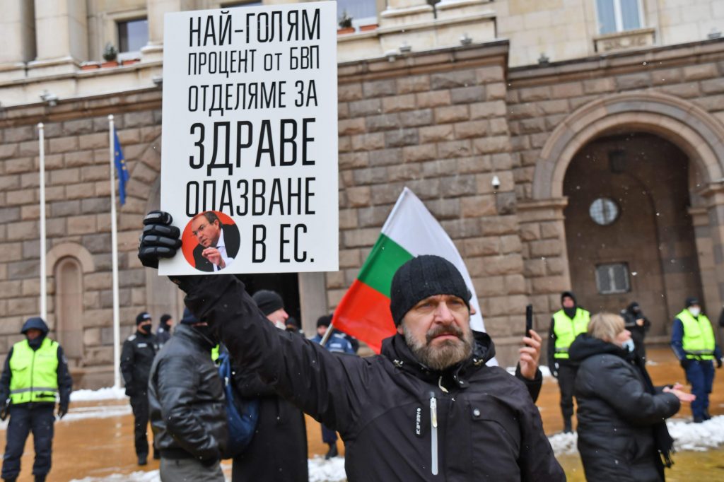 Служители и собственици на заведения протестират под прозорците на властта (видео и снимки)