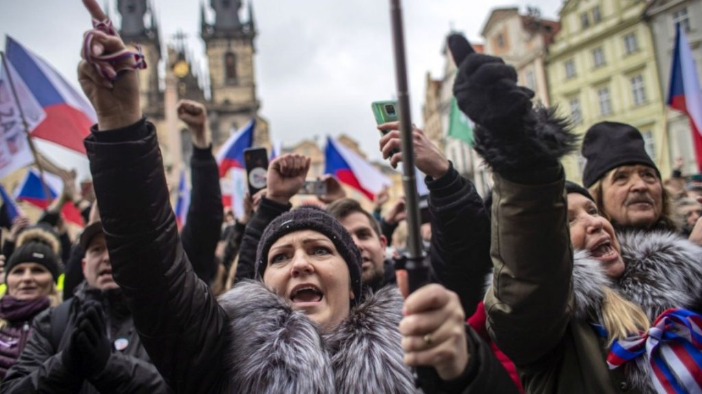 Хиляди протестираха срещу ограниченията заради Covid-19 в Чехия (снимки)