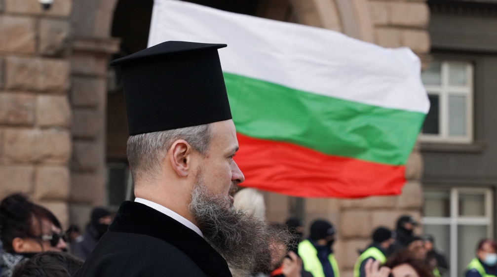 Юбилеен антиправителствен протест: Демонстранти се опитаха да нахлуят в Министерски съвет (видео и снимки)