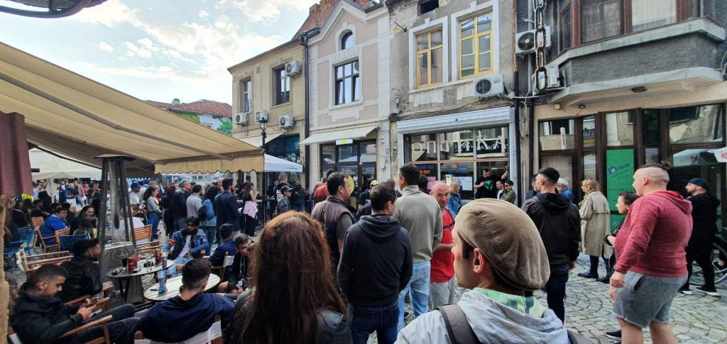 Пловдивчани засипаха с мръсни чорапи заведението на бияча на Митко в &#8220;Капана&#8221; (снимки)