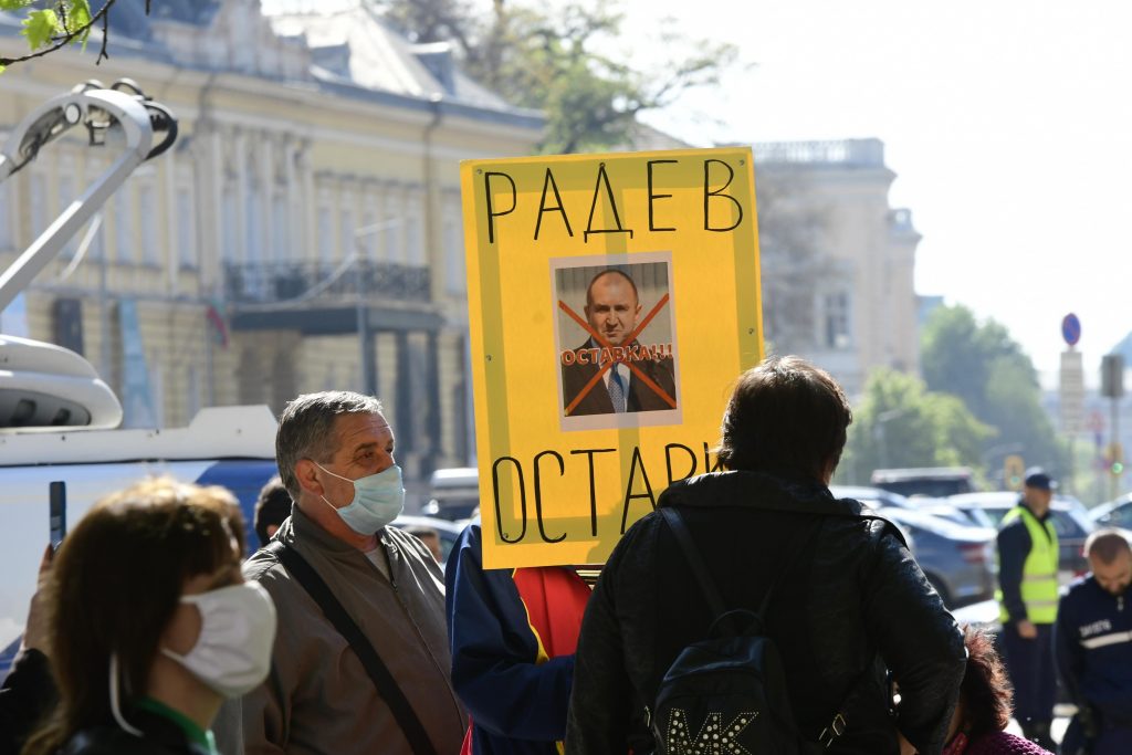 Протест и контрапротест пред президентството (видео и снимки)