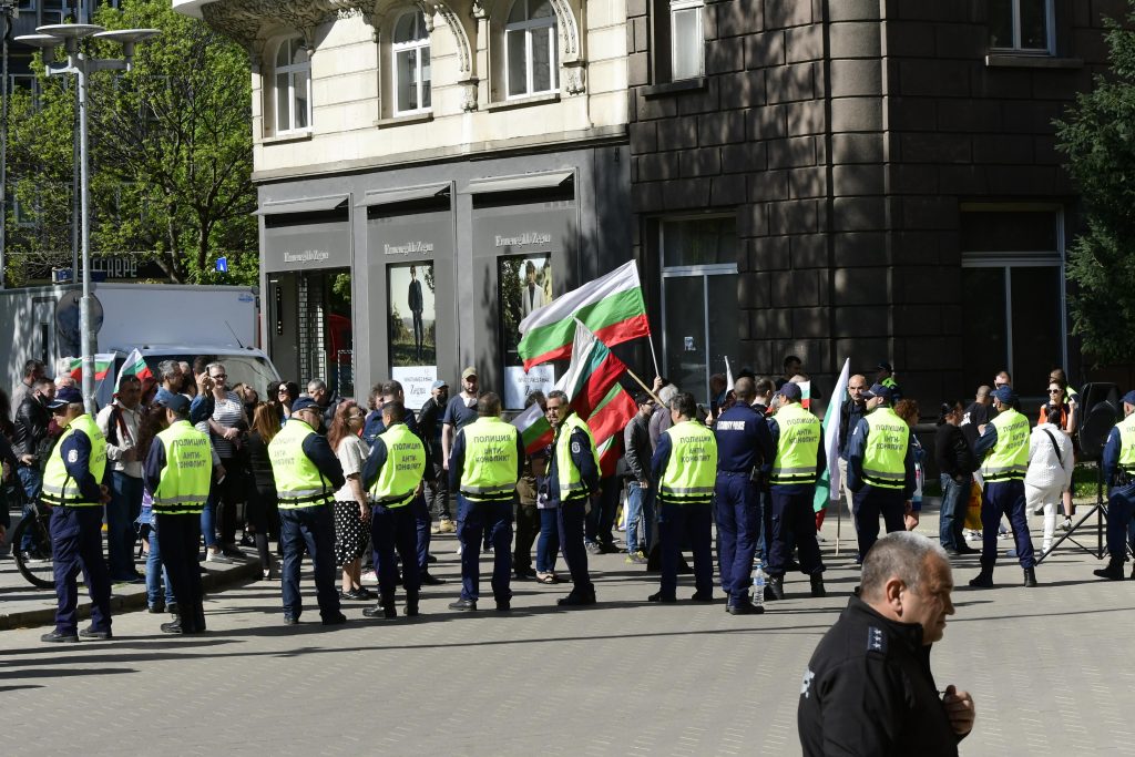 Протест и контрапротест пред президентството (видео и снимки)