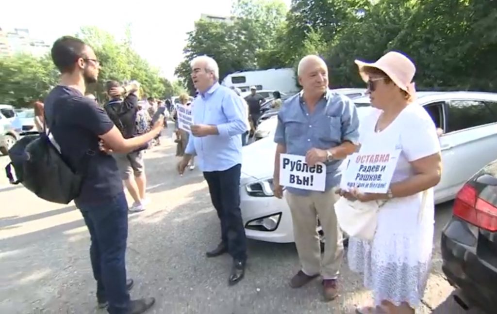 Симпатизанти на Бойко Борисов, организирани от Стъки, протестират преди разпита му (видео)