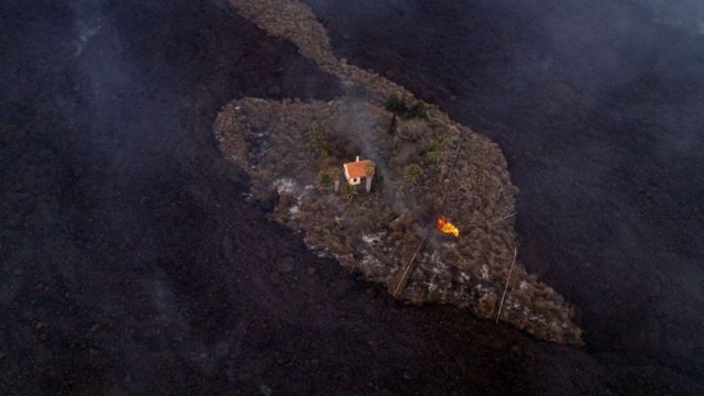 Къща на Канарските острови оцеля като по чудо срещу реки от лава