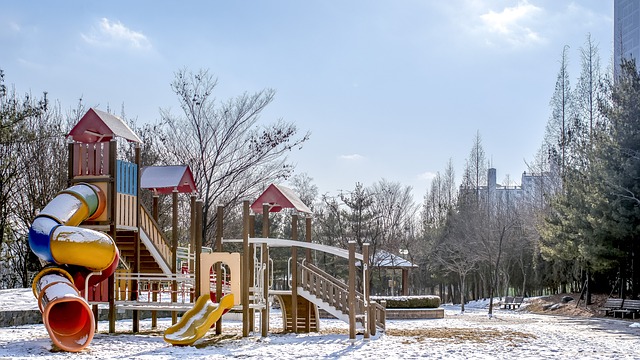 Прокуратурата откри куп нарушения по детските площадки в страната