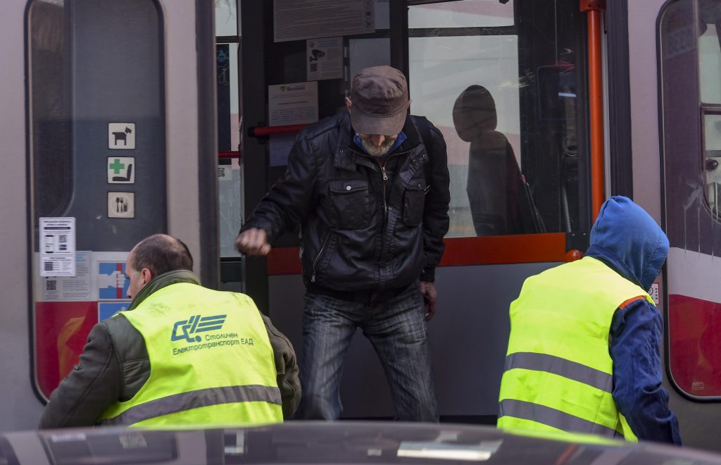 Пътници бяха заключени в повреден трамвай в центъра на София (снимки)