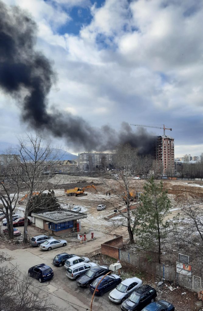 Пожар гори в района на &#8220;София Тех Парк&#8221; (снимки)