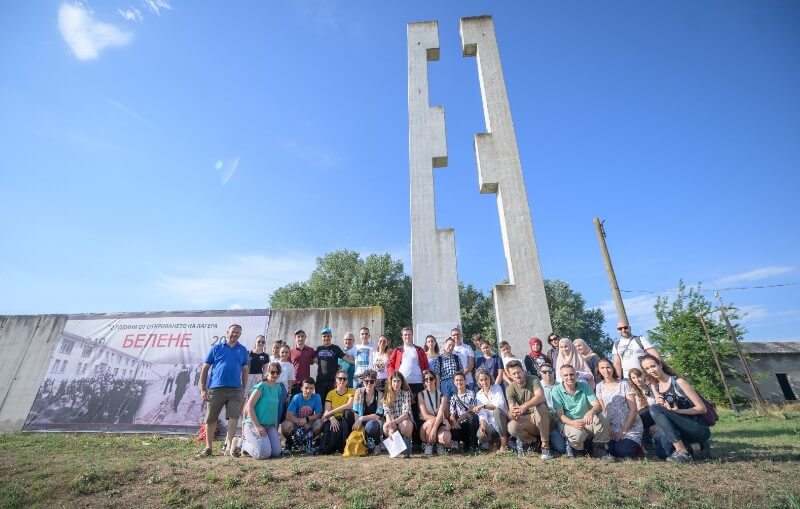 Запознайте се с десетокласника, който търси отговори на трудни въпроси от връстниците си (снимки)