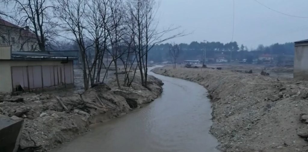 Отново напрежение заради придошлите реки в селата Богдан и Каравелово (видео)