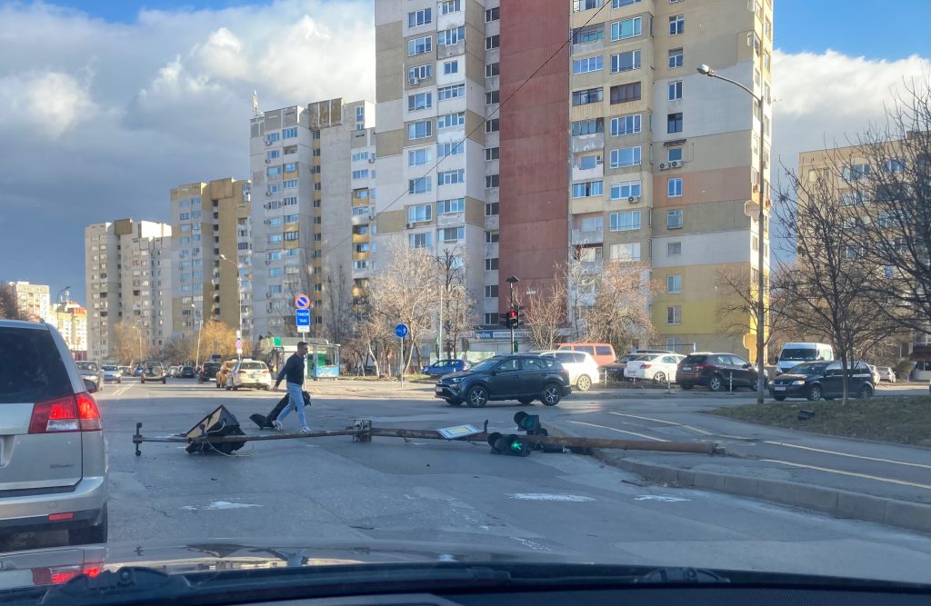 Ураганни ветрове нанесоха щети в цялата страна (видео)