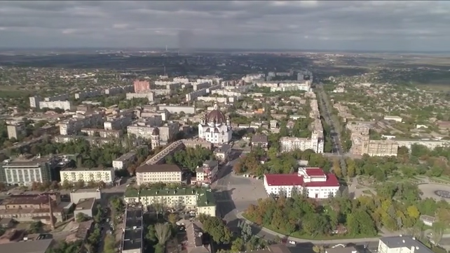 Мариупол се превърна в призрачен град след година война (видео)