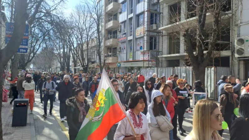 Стотици жители на Сандански излязоха на протест срещу строеж