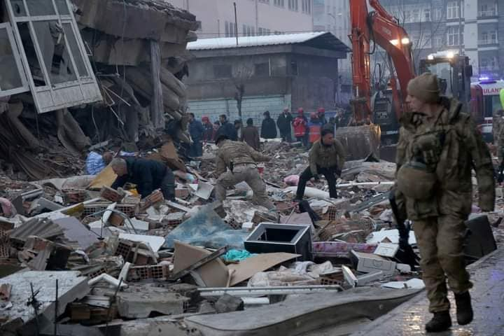 Близо 3000 са вече жертвите на земетресенията в Турция и Сирия