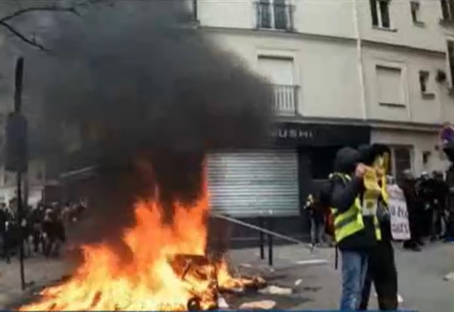 Затвориха Айфеловата кула заради масовите протести във Франция (видео)