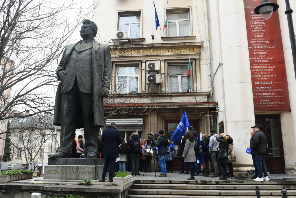 Служителите на Комисията за защита на потребителите излязоха на протест (снимки)