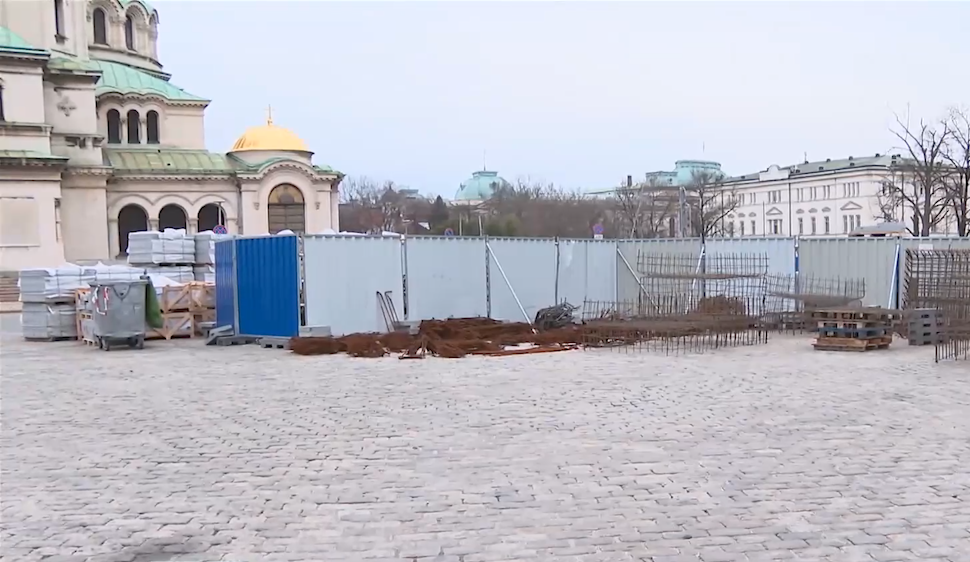 Храмът „Св. Александър Невски“ тъне в мрак от месеци (видео)